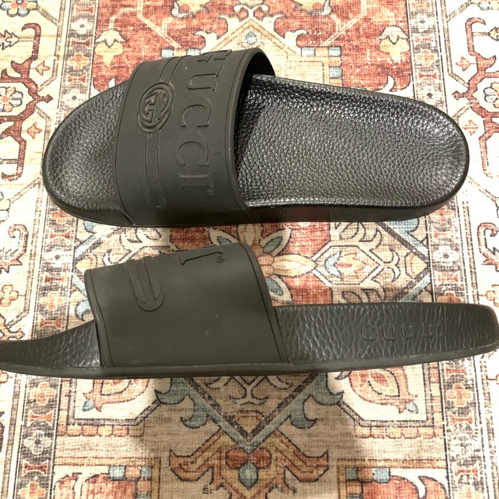 Plain Black GUCCI rubber slides.